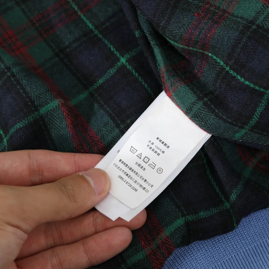 P350 #R23 Ralph Lauren polo white lily contract men's and women's old money style old cadre stand collar workwear Harrington jacket item number RL12020 The fabric has a double-layer shin feel and is full of weight! It's not as heavy as a regular jacket, and the ordinary cotton material feels really different. This one is super comfortable, soft and stylish, and has a green plaid interior that has a retro movie fashion feel! The fit is loose but not baggy. The size is just right and not too picky. The dropped shoulder design modifies the shoulder shape without making it look bulky. This silhouette is a style that will never go out of style after being worn for a long time. The upper body is also very durable and recognizable. The loose and reasonable fit can be worn by both men and women, making it easy to create a clean and refreshing youthful look. The embroidery on the chest is all German Oman embroidery fiber with original data. The embroidery process is very particular about using Japanese Tajima machines to ensure exquisite three-dimensional embroidery. That is what I said is different from the ones on the market. The workmanship is loose and can be used by boys and girls!! Color: Black Khaki Navy Blue Army Green Light Blue Size: M L XL XXL Length: 68/70/72/74 Bust: 122/126/130/134 Shoulder width: 53/54/55/56 Sleeve length: 65/66/67/68